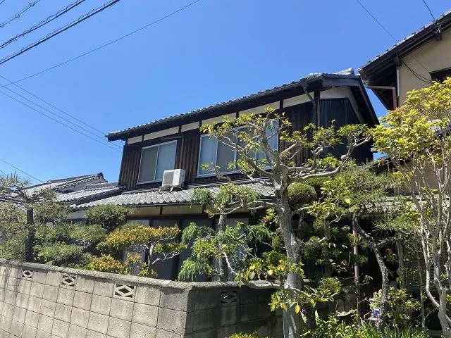 見守り対象の空き家(庭木が茂った戸建て)