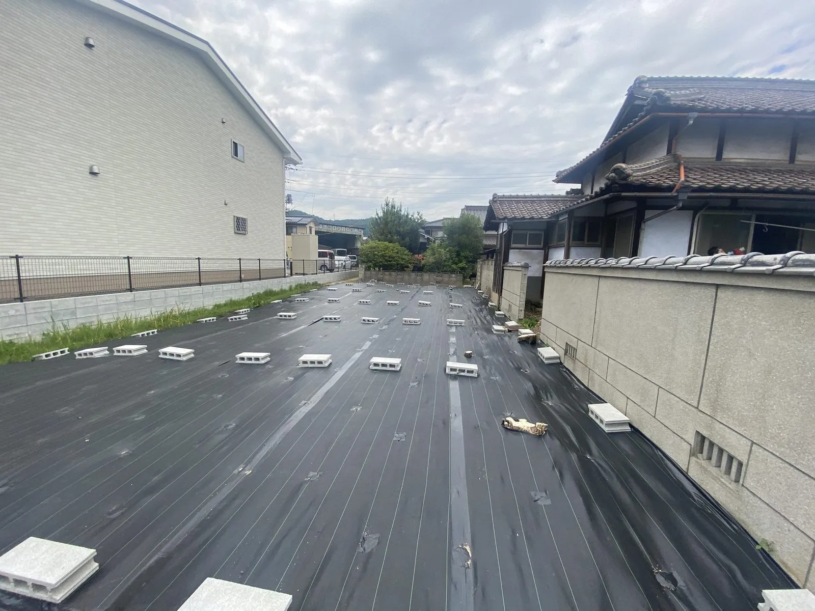 防草シートを張った空き地の管理(除草対策)